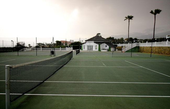 Suitur beachfront duplex with pool and sea views - Photo 33
