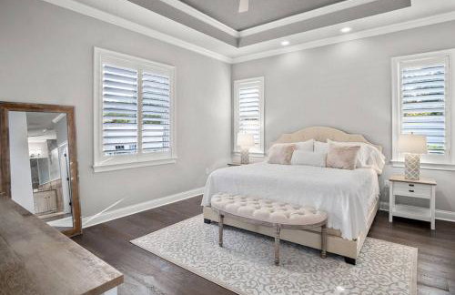 Elegant Home with Pool, Office, Theater, and Fence - Foto 13
