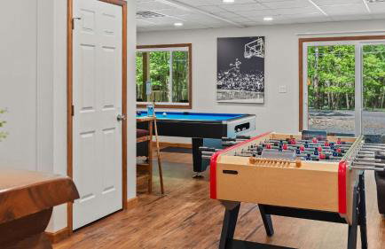 Maple Oasis by Avantstay Newly Built w/ Hot Tub, Game Room & Fire Pit - Foto 28