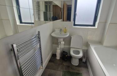 Birmingham City Centre Cosy 2 Double Bedroom Apartment Free Parking Workspace and close to O2 Arena - Photo 24