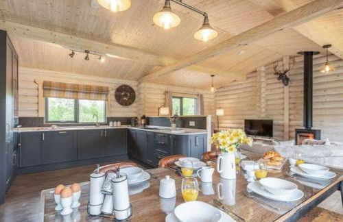 Treetops Luxury Log Cabin - Hot tub, BBQ & Sauna - Foto 8