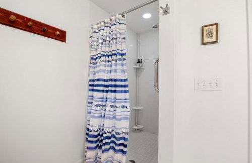 Stunning Home with Water Views - Foto 22