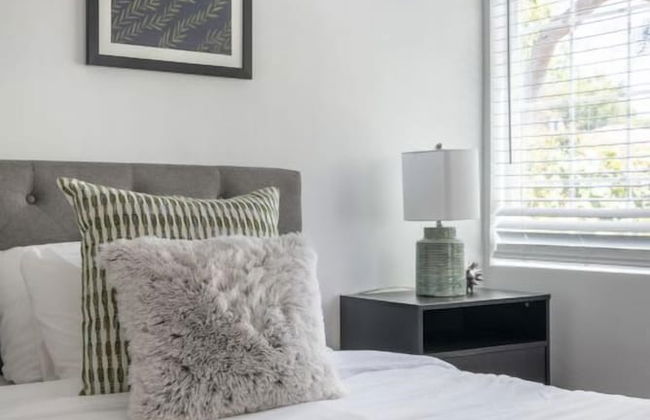 Charming Spacious Home - Modern Comforts, Prime Location - Photo 15