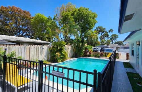 Prime Location Gateway with Pool & Patios, Near Beaches, Groceries and Restaurants - Photo 43