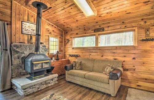 Lake Livin Cozy Cabin with Dock, Bar, 2 Kayaks - Foto 10