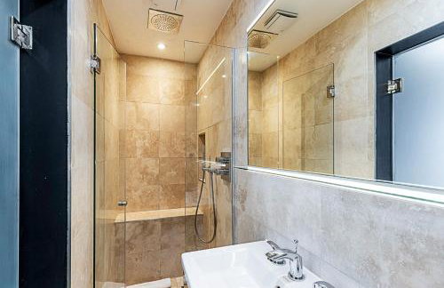 Stylish Shepherd's Bush Flat w/ Patio - Foto 25