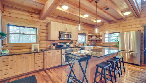 Modern Log Cabin with Rec Room, Steps to Lake! - Foto 4