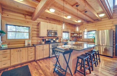 Modern Log Cabin with Rec Room, Steps to Lake! - Foto 4
