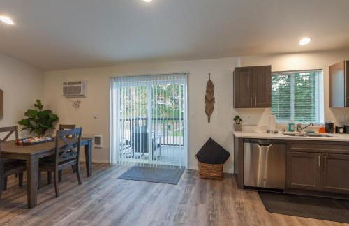 Modern and Stylish KING bed Wifi FREE Parking - Foto 10