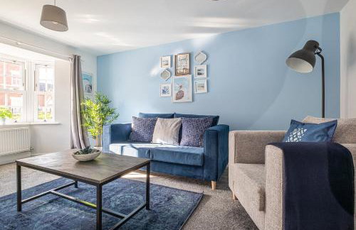 Our latest stunning property by Our Home Short Stays free parking super fast WiFi large back garden and crisp hotel white linen - Foto 17