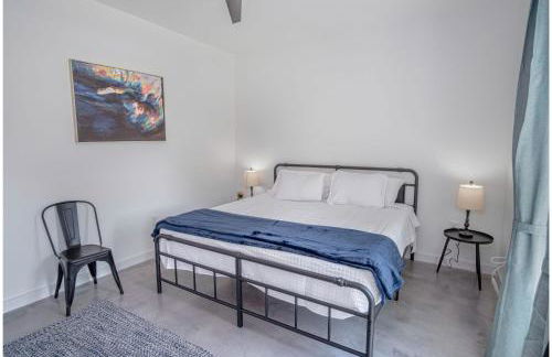 Gorgeous 3 BR 2 BA Near Amazing Downtown - Photo 22