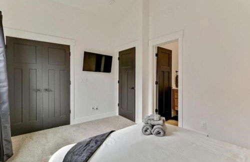 3 Min to DT - 2 Car Garage - Lux Townhome - King Bed - Foto 9