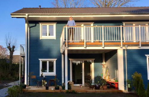 Gemütliche Wohnung mit Sonnenterrasse im blauen Holzhaus - Foto 1