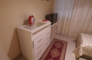 Encantador a 2 quadras da Enseada, com varanda e garagem - Foto 7