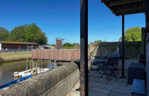 Quirky 1 bedroom barn on the river in Arundel - Foto 8