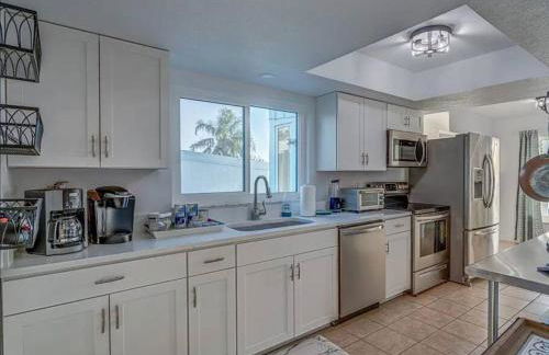 Lakefront Duplex with Pontoon Boat 2 Bedroom Home - Foto 5