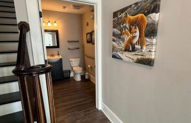 Walk Downtown & River Stylish Cozy Stay w Huge Porch - Foto 19