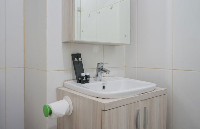 Minimalist and Stylish Studio Skylounge Tamansari Apartment By Travelio - Foto 12