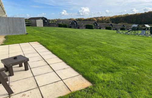 Gamekeepers Cottage - Hot Tub, 2 bed, sleeps 4, private patio, AC, stunning views - Photo 7