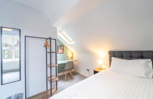 4 Bedroom Stylish House in Redditch - Free Parking - Photo 7