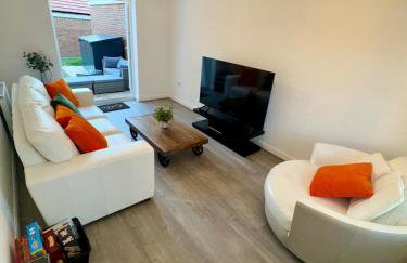 Detached 4BR House - Private Garden, Garage & Parking - Perfect for Long Stays, Families, Contractors - Photo 4