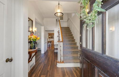 Stylish Mountain Retreat with Sunroom and Pergola - Foto 59