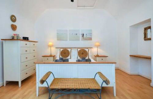 Beautiful cottage a stones throw from the beach. - Photo 9