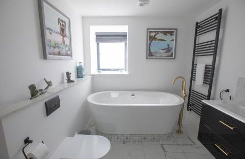 UPPER BEACH HOUSE - Photo 19