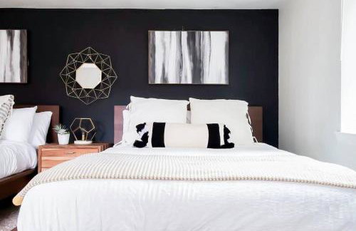 Stylish Modern Farmhouse wYard 10 mins from DT - Foto 60