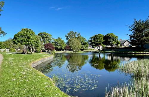 Modern Coastal Retreat, 5-Bedroom, 4-Bathroom Home, with Parking in Portsoy - Foto 49