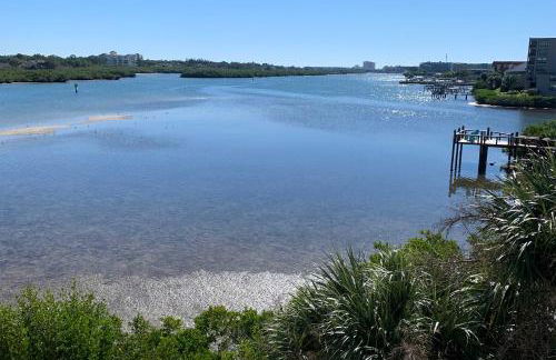 Large Balcony and Water Views Indian Shores Condo! - Foto 14