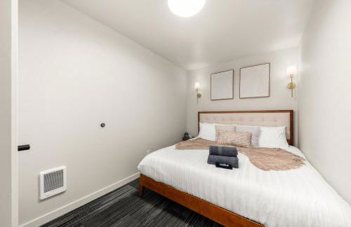 2BR in Downtown with Parking - Foto 16