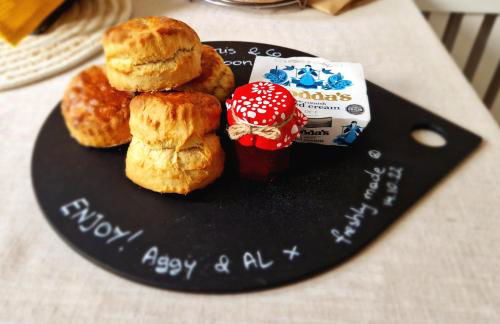 Cheerful 3 bed Grade II Central Cottage - Foto 9