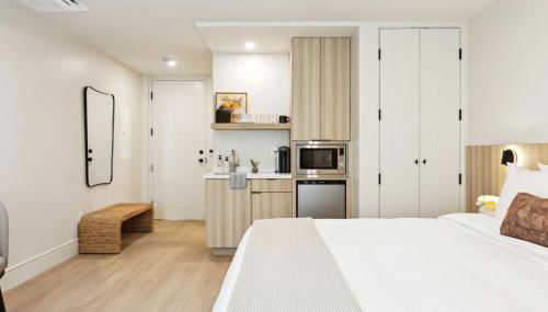 Casa Riviera - Boutique Suites in Downtown Santa Barbara - Foto 5, pet friendly, wardrobe, toaster