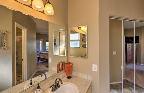 Serene Desert Escape with Porch and Resort-Style Perks - Foto 14