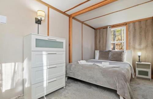 Pocono cabin with hot tub and private pool at Shawnee Mtn - Foto 23