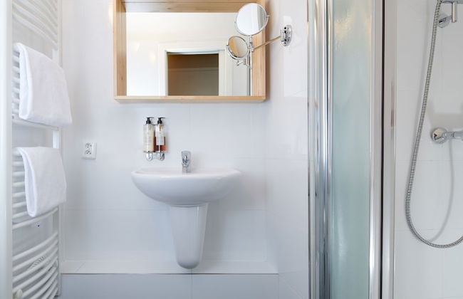 4 Arts Apartments by Adrez Living - Photo 34