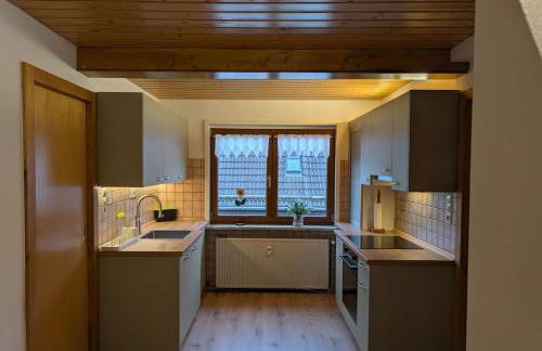 Wohnung am Wald in ruhiger Siedlung Panoramafenster zum höchsten Kunstwerk der Welt 5 Min zur Autobahn oder Zentrum - Foto 2