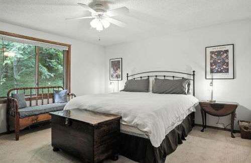 The Treehouse Lakes & Trails Cabin cabin - Photo 6