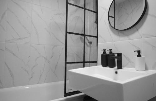 Abbey Road 4 Bed Home - Garden, Parking, Sleeps 11 - Foto 18