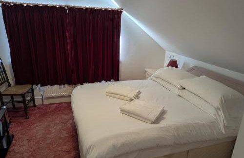 Central to town, 4 bedrooms, sleeps 8, parking for 4 plus cars - Foto 13