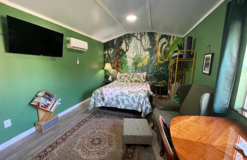 Tropical Studio Retreat with Great WiFi and EV charging - Photo 6