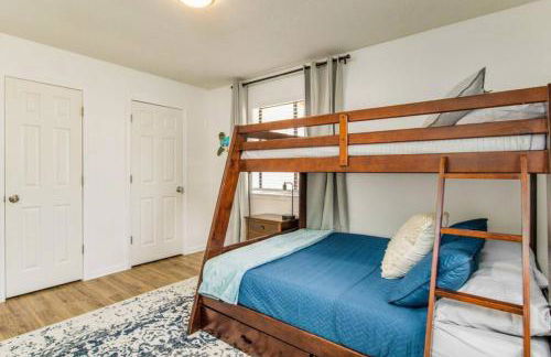 Woodsy Retreat, steps to Bay - Hot tub! - Foto 2