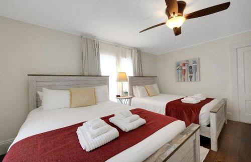 Main House - 3 Story 5 Bed 3 Bath Private Deck Courtyard Pet Friendly fee applies - Photo 28