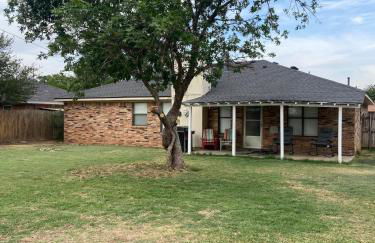 Cozy 3 Bedroom Home in Quiet Neighborhood - Photo 19