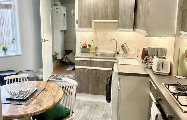 1 Bed Victorian Flat Sleeps 4 - Garden & Patio - Foto 8