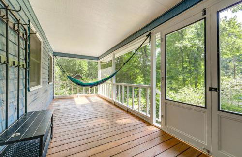 Creek View and Hot Tub Woodsy Maggie Valley Cottage - Foto 37