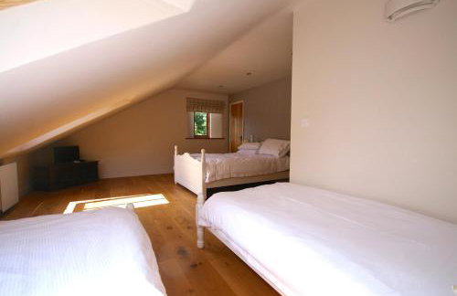 Putsborough Manor 3 Self Catering Cottages with Beach a short walk, dog friendly all year, On site Tennis, Play Area, Paddock, Spa baths, BBQ, Private Gardens, Superfast WIFI - Photo 23