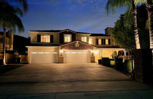 Resort-Style Oasis: Expansive Riverside Mansion - Foto 50