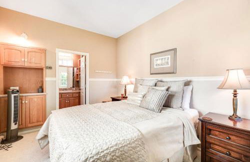 Misty Lady at Water's Edge - Foto 14